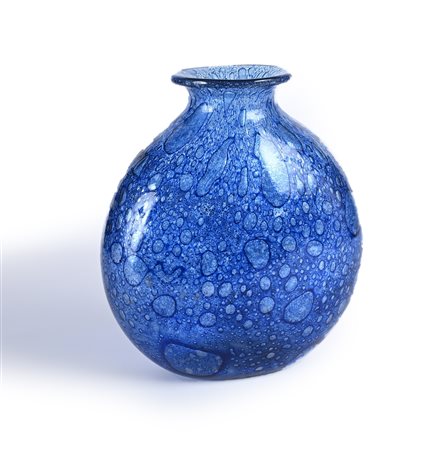 Ercole Barovier - Vaso "Efeso" in vetro blu con inclusioni d'aria irregolari...