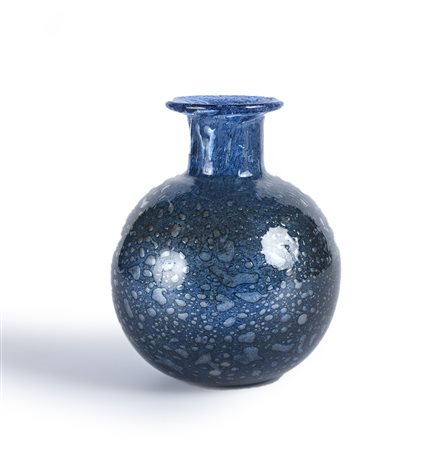 Vaso in vetro blu con bolle, arte vetraria muranese forma sferica con breve...