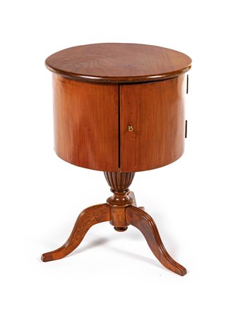 Piccolo tavolino a tamburo, seconda metà del XIX secolo corpo cilindrico con...