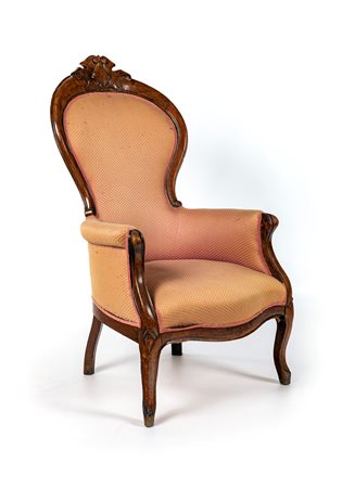 Poltrona in noce, seconda metà del XIX secolo schienale sagomato dominato da...