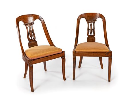 Coppia di sedie a gondola in noce, seconda metà del XIX secolo schienali a...