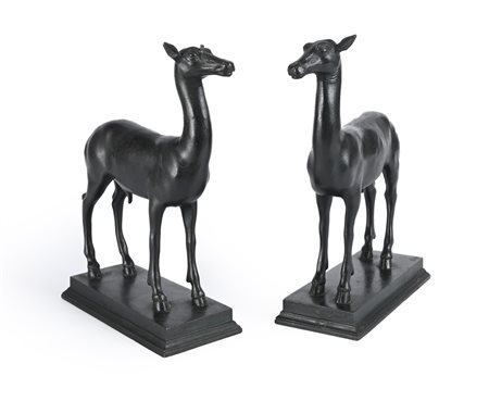 Coppia di cerbiatti in bronzo brunito, fine del XIX secolo i due animali sono...