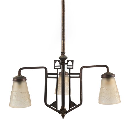 Lampadario Art Decò in ottone a tre luci diffusori a campana in vetro lattimo...