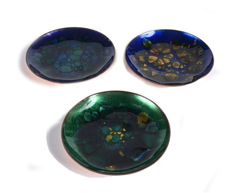 Tre coppette in rame smaltato a fuoco Firmati e numerati sotto la base:...