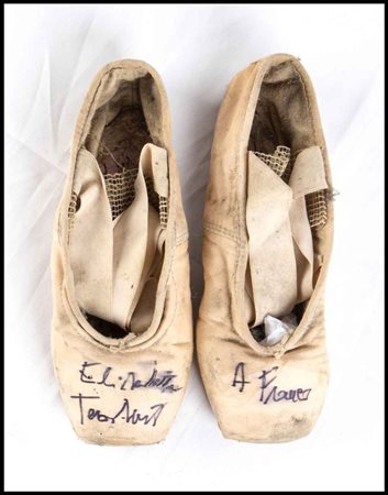 Terabust, Elisabetta (Varese, 4 agosto 1946 – Roma, 5 febbraio 2018)  
Terabust, Elisabetta - Scarpe da danza autografate Memorabilia Spettacolo, Cinematografia...
 