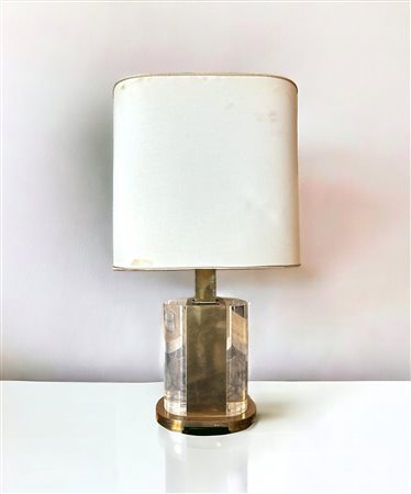 Gabriella Crespi (1922 - 2017) 
Lampada d'appoggio  anni '70 del XX secolo
ottone e vetro acrilico 73 x 20 cm alla base