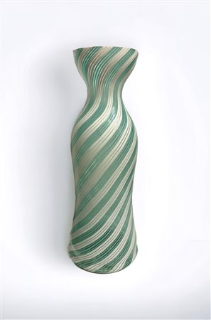 Dino Martens (1894 - 1970) 
Vaso in mezzafiligrana - per Barovier & Toso 1954 e succ. 
vetro di Murano 39 x 14 cm