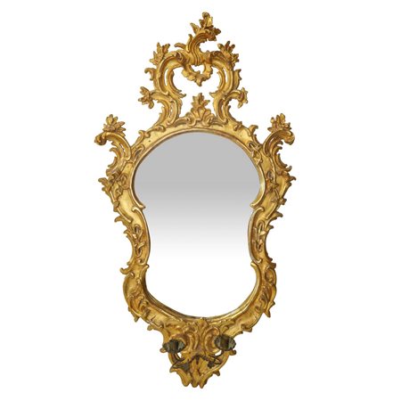 Specchiera Luigi XV in legno dorato scolpita con volute a larghe foglie e alla base ventolina a due 