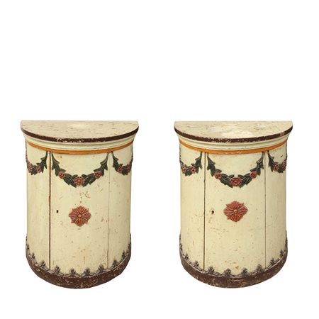 Coppia di console a mezzofondo laccate bianche e con ghirlande policrome sul fronte e ai lati, 18° S