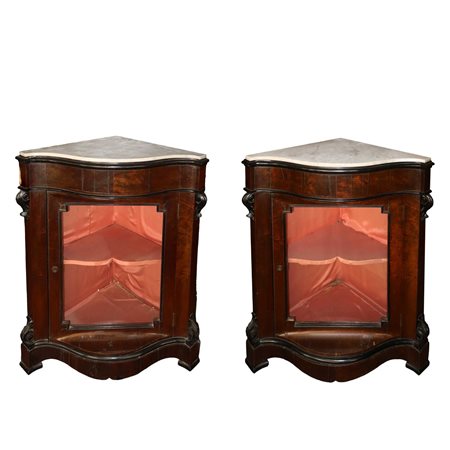 Coppia di angoliere in legno di mogano con marmo al piano e sportello centrale a vetri, Sicily, mid-