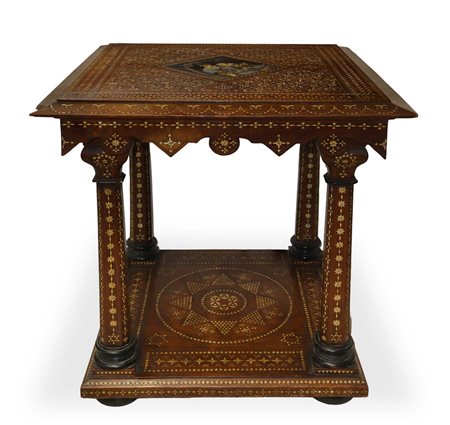 Tavolino intarsiato con forme geometriche di osso e al centro intarsio policromo di scena galante di