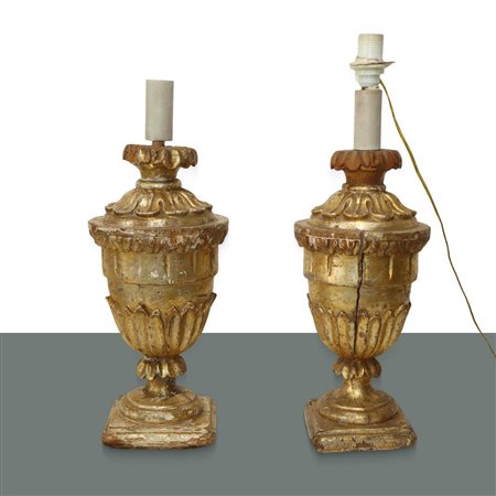 Coppia di lumi con base in legno dorato, 18° Secolo