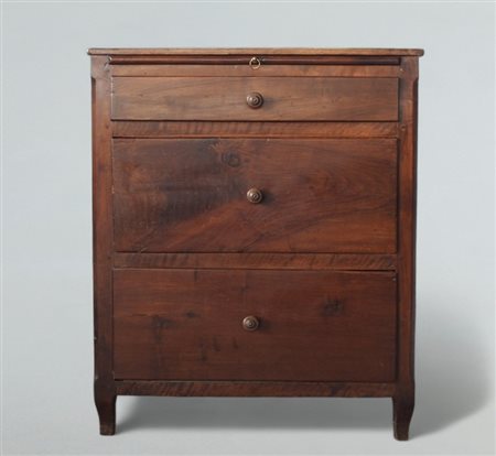 Piccolo cassettone in noce