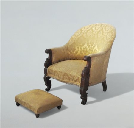 Poltroncina a pozzetto in noce intagliato