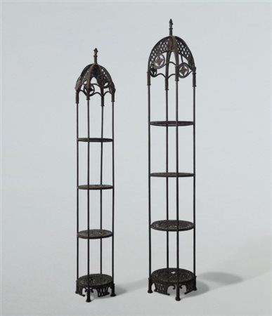 Due portavasi a colonna in ferro battuto e traforato e ghisa
