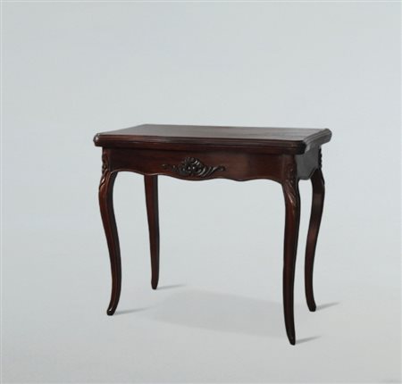 Tavolino da gioco in mogano intagliato