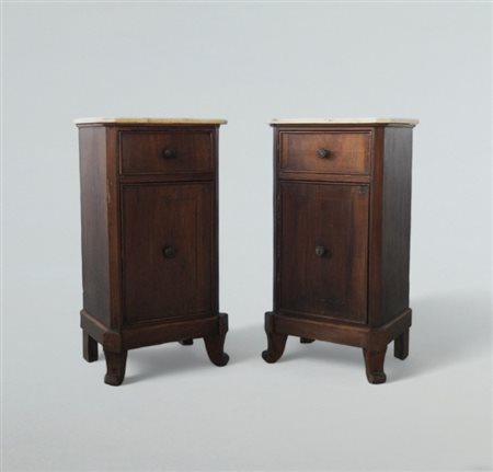 Coppia di comodini in noce