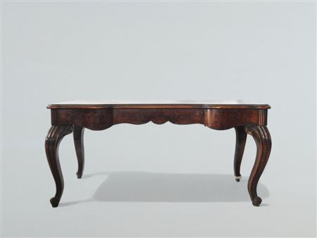 Tavolo in stile Chippendale in noce e radica