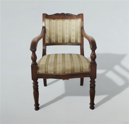 Poltroncina in noce intagliato