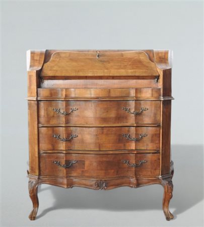 Cassettone scrivania in stile veneto del Settecento in noce