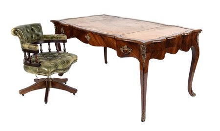 Bureau plate francese con poltrona Chesterfield XX secolo Scrivania altezza x...