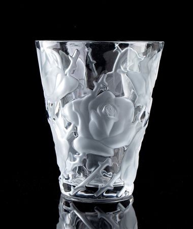 René Lalique Ay, 1860 - Parigi, 1945 Vaso francese in cristallo "Ispahan" in...
