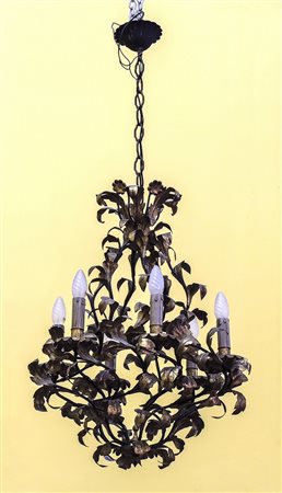 LAMPADARIO IN METALLO DORATO - GILT METAL CHANDELIER modellato con motivi...