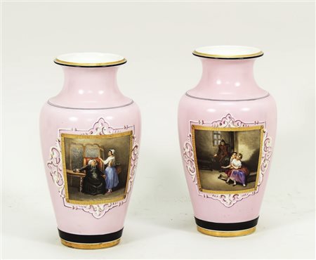 COPPIA DI VASI IN PORCELLANA - PAIR OF PORCELAIN VASES Francia, metà del XIX...