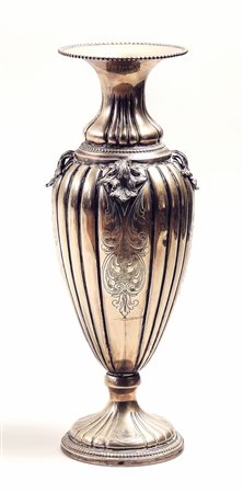 VASO IN ARGENTO - SILVER VASE corpo baccellato, sbalzato e cesellato con...