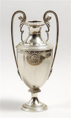 VASO AD ANFORA IN ARGENTO - SILVER AMPHORA corpo ad ogiva centrato da...