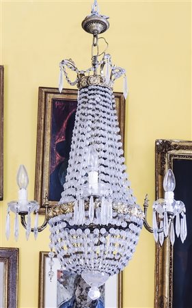 PICCOLO LAMPADARIO A PANIERE IN BRONZO DORATO E CRISTALLO - GLIDED BRONZE AND...