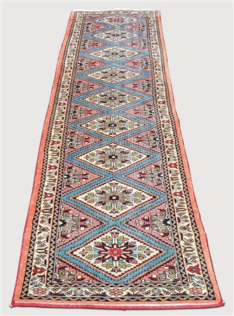 GALLERIA PERSIANA RUDBAR - PERSIAN RUDBAR LONG RUG fondo rosso mattone, campo...