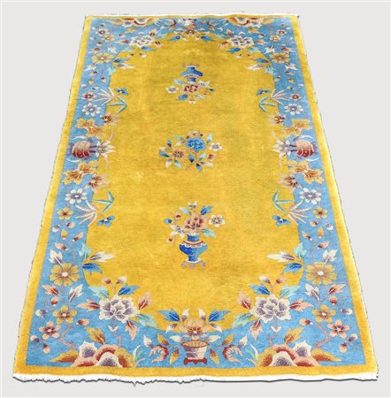 TAPPETO PECHINO - BEIJING RUG fondo color senape, campo centrato da un vaso...