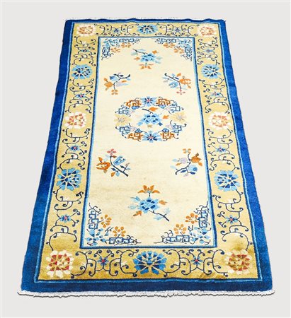 TAPPETO PECHINO - BEIJING RUG fondo beige, campo a motivo floreale nei toni...