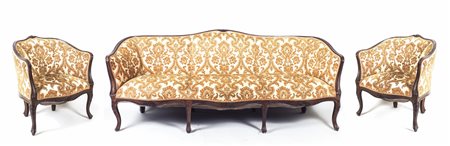 DIVANO E COPPIA DI POLTRONE A POZZETTO - A SOFA AND TWO TUB ARMCHAIRS...