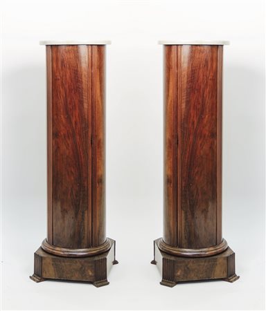 COPPIA DI COMODINI A COLONNA IMPIALLACCIATI IN PIUMA DI NOCE - PAIR OF WALNUT...