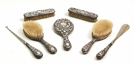 SERVITO DA TOILETTE IN ARGENTO - SILVER TOILETTE SET Birmingham, 1902...