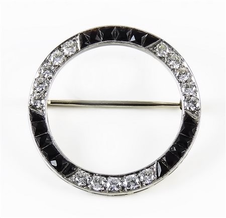 SPILLA CIRCOLARE IN PLATINO, ONICE E DIAMANTI - PLATINUM, ONYX AND DIAMONDS...