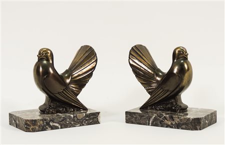 COPPIA DI FERMALIBRI IN METALLO IN PARTE SMALTATO - PAIR OF ENAMELLED METAL...