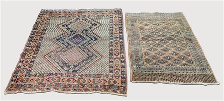 DUE TAPPETI CAUCASICI - TWO CAUCASIAN RUGS di vecchia manifattura, uno fondo...