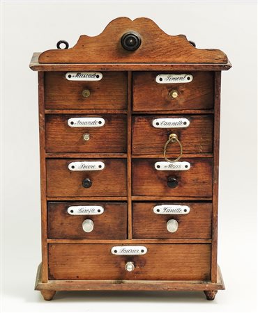 LOTTO - LOT un piccolo stipo pensile portaspezie in faggio, Francia, fine del...