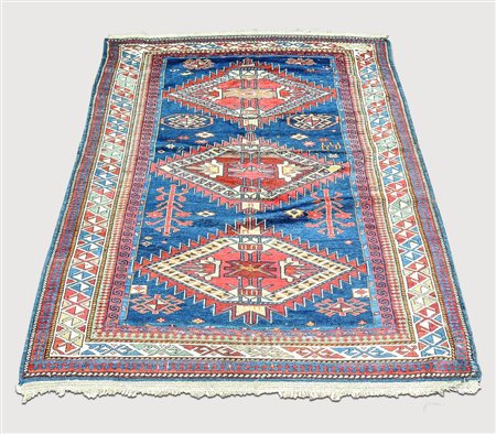 TAPPETO CAUCASICO - CAUCASIAN RUG di antica manifattura, fondo blu, campo con...