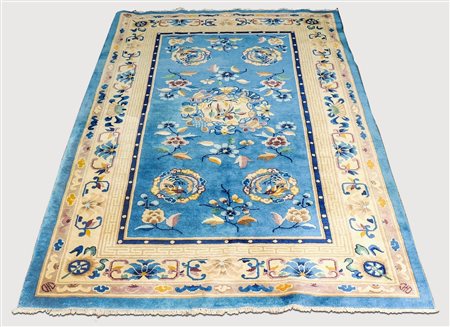 TAPPETO PECHINO - BEIJING RUG fondo azzurro, campo a motivo floreale, bordura...