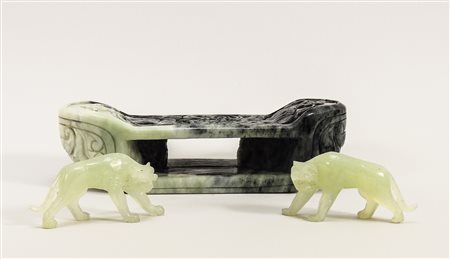 LOTTO DI OGGETTI ORIENTALI - ORIENTAL LOT un poggiatesta in giada e pietra...