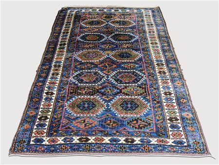 TAPPETO CAUCASICO - CAUCASIAN RUG di antica manifattura, fondo blu, campo a...
