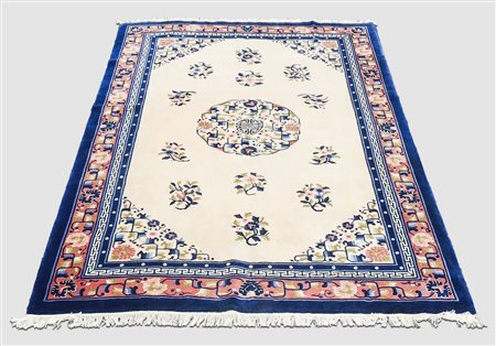 TAPPETO PECHINO - BEIJING CARPET fondo beige, campo a motivi floreali...