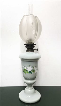 Lume nei toni del grigio con decorazioni floreali, Primi 20° secolo