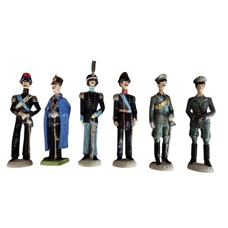 Lotto di 6 statuette in ceramica smaltate e decorate a mano, periodo XX...