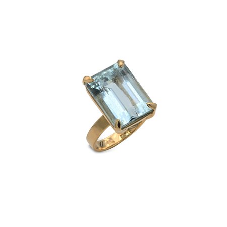 Anello in oro e acquamarina Oro giallo 750/000. Acquamarina ct. 15 ca. Peso...