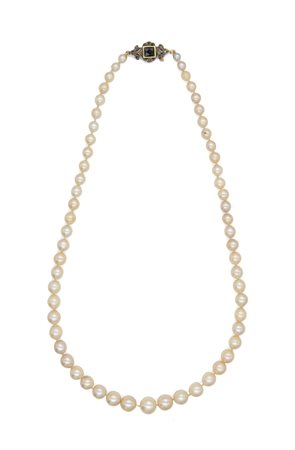 Collana di perle con chiusura in oro e diamanti Oro giallo 750/000 e argento....